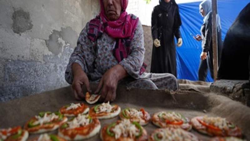 نساء غزة يتحدين جوع الإبادة عبر أعمال شاقة