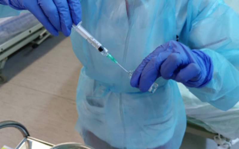 المجموعة الأولى من العاملين في قسم الصحة في الأونروا تلقت اللقاح