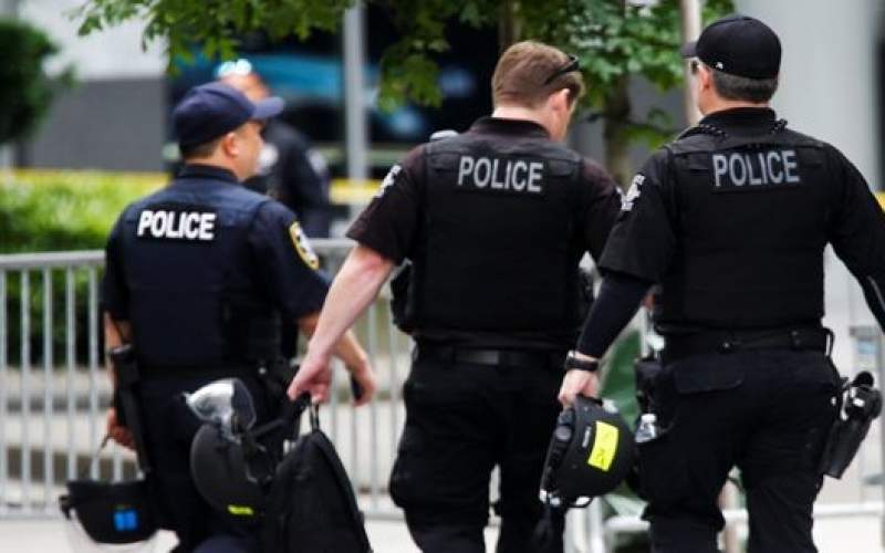 الشرطة الأميركية تبحث عن رجل يعانق الناس فجأة ثم يخبرهم أنه مصاب بكورونا!