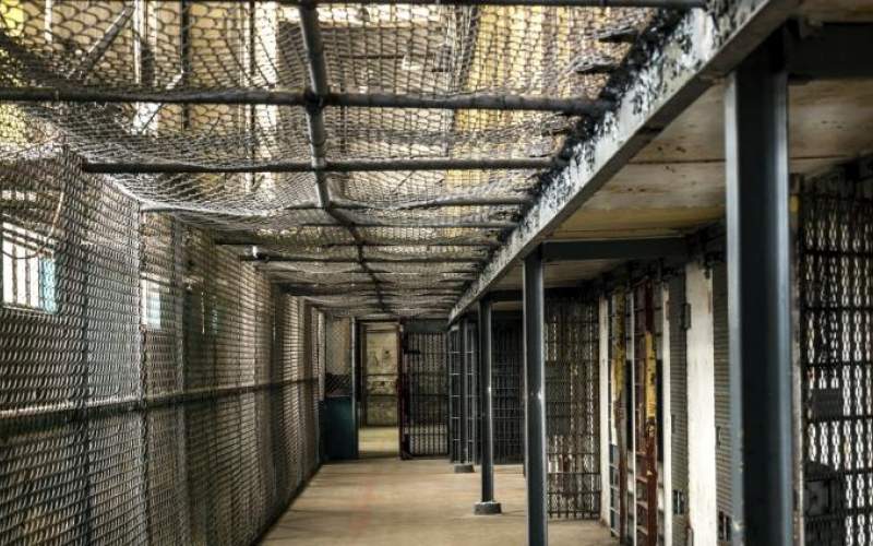 كورونا يتفشّى في السجون الأميركية.. والسلطات غائبة