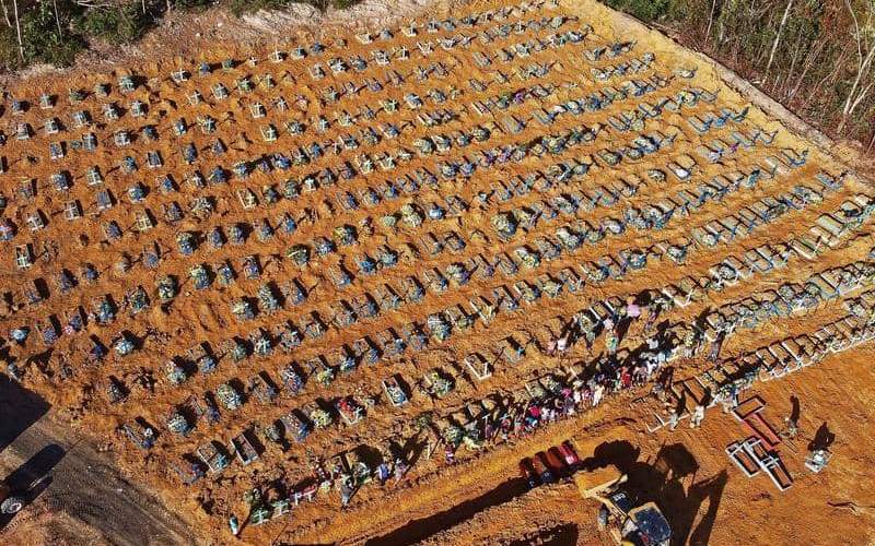 مشاهد مرعبة.. مقابر جماعية تضم مئات الجثث من ضحايا كورونا في البرازيل