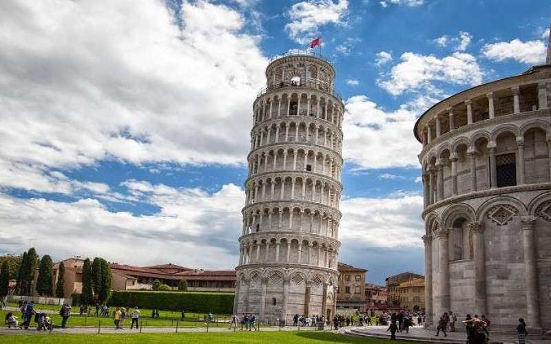 إيطاليا تعيد فتح برج بيزا المائل.. وطبيب بارز: فيروس كورونا فقد قوته وأصبح أقل فتكا