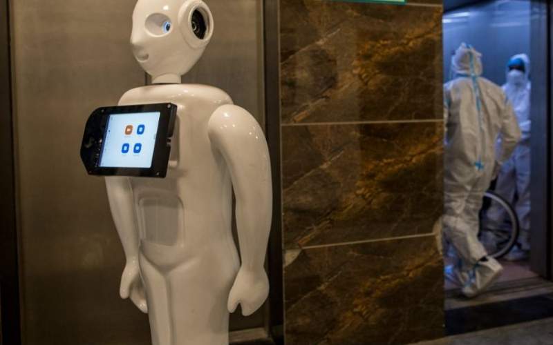 روبوت هندي يربط مرضى كورونا بذويهم