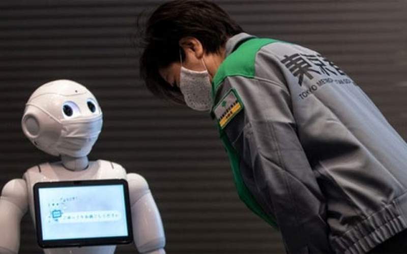 آلي  يذكر المتسوقين في اليابان بضرورة وضع الكمامة 