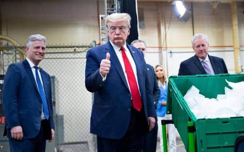 ترامب يقرر حل خلية الأزمة المعنية بكورونا.. ويتحدى إجراءات الوقاية في مصنع للكمامات