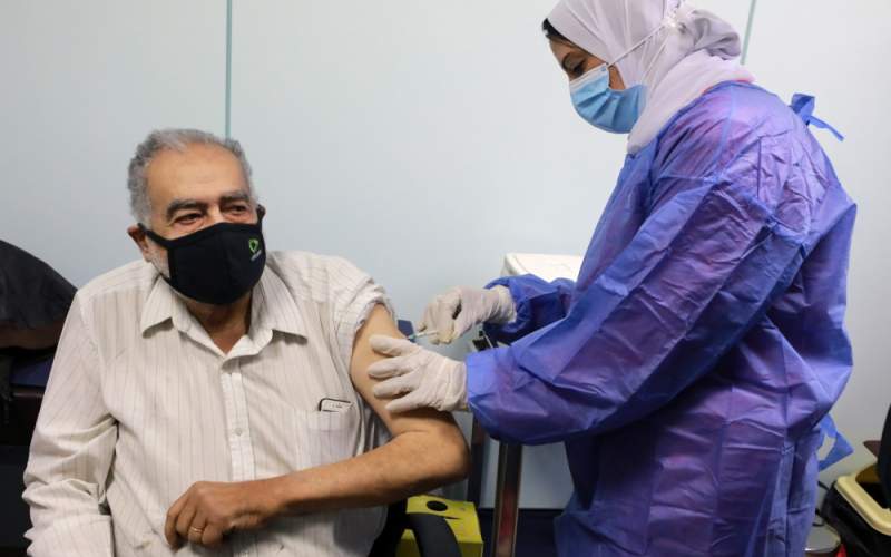 مصر تبدأ تطعيم كبار السن وأصحاب الأمراض المزمنة