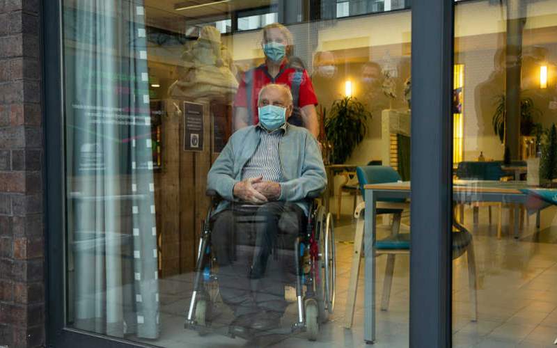 23 ضحية بكورونا بعد زيارة مشؤومة لبابا نويل لأحد دور العجزة