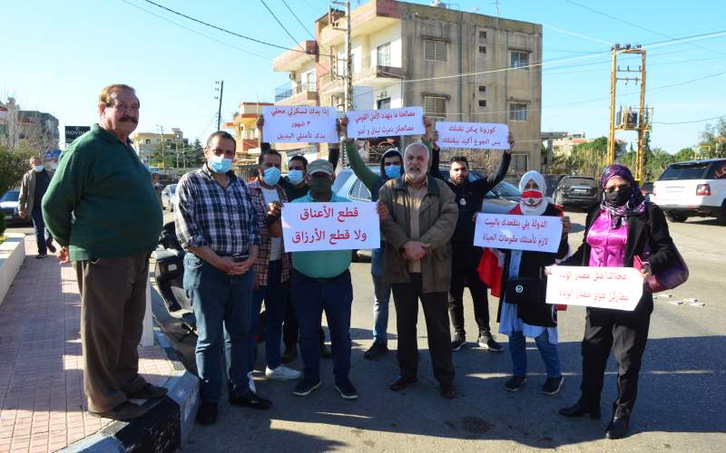 اعتصام رمزي لأصحاب المحال التجارية في فريسين احتجاجاً على تمديد الاقفال