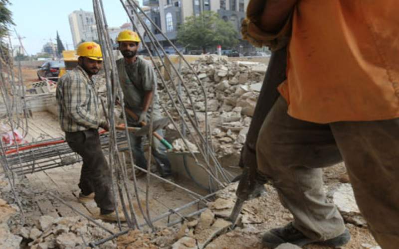  الوفيات بين النازحين من جرّاء «كورونا» أربعة أضعاف المعدل الوطني: العمال السوريون لا يُصابون... ولا يُلقّحون؟ 