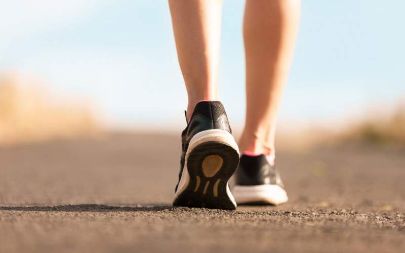 ما العلاقة بين سرعة المشي والإصابة الشديدة بكورونا؟