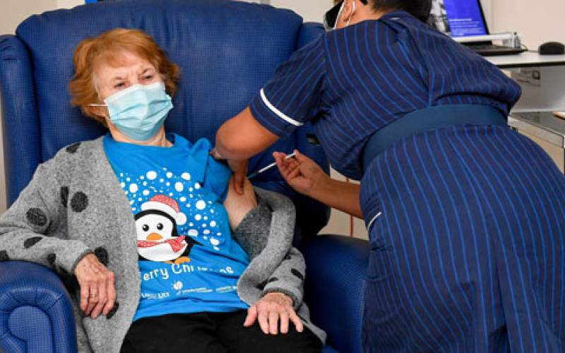 من هي أول متلقية للقاح كورونا في العالم؟