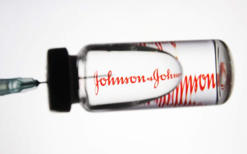 إدارة الغذاء والدواء الأمريكية توصي بمنح تصريح استخدام طارئ للقاح جونسون أند جونسون