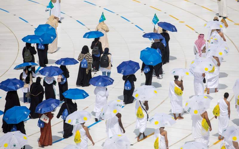 بإجراءات صحية مشددة .. الحجاج يستكملون مناسكهم بالوقوف على صعيد عرفة