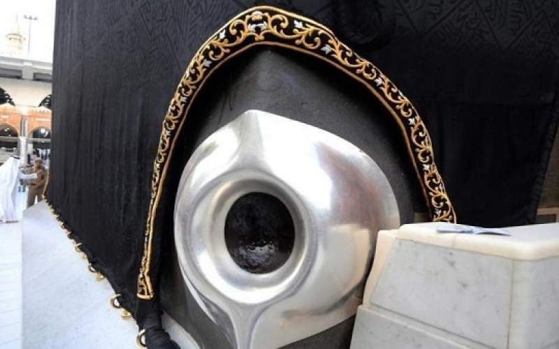 السعودية تمنع الوصول للكعبة والحجر الأسود للحد من كورونا