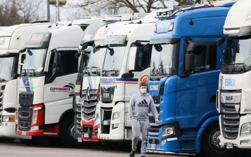 فرنسا تسمح بدخول سائقي الشاحنات من بريطانيا شرط خلوهم من كورونا