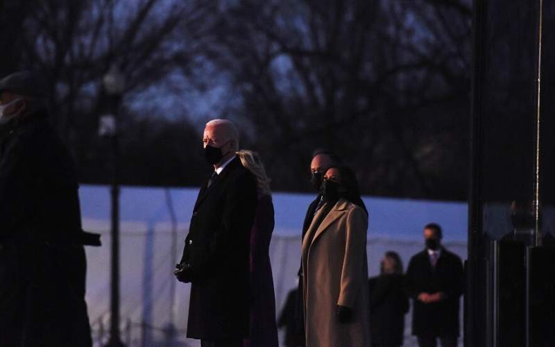 وفيات كورونا بأميركا تتجاوز العتبة الخطيرة.. وبايدن يقود مراسم لتأبين 400 ألف أمريكي 