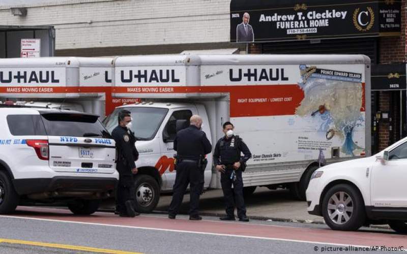 فضحية أميركية جديدة.. عشرات جثث وفيات كورونا متحللة ومكدّسة في شاحنات 