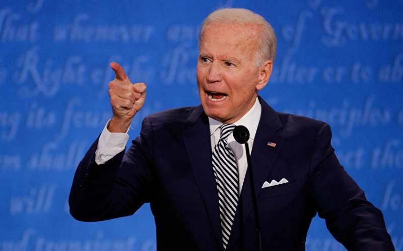 بايدن يتهم ترامب برفع الراية البيضاء في مواجهة كورونا