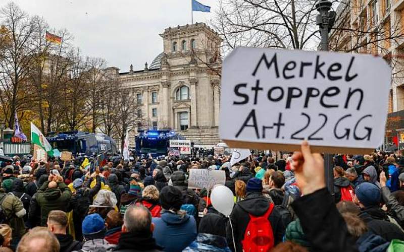 الآلاف يتظاهرون في برلين احتجاجا على خطط ميركل لتشديد قيود كورونا