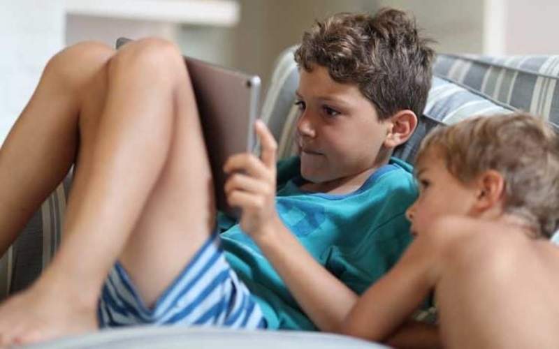 دراسة تحذر من أثر تمضية الأطفال وقتا طويلا أمام شاشات الأجهزة الإلكترونية