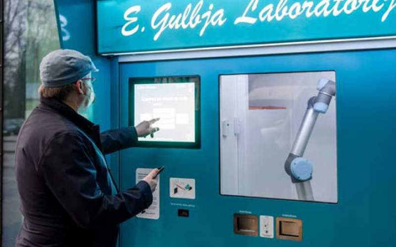 أول محطة فحص لفيروس كورونا تعمل بشكل آلي في لاتفيا 