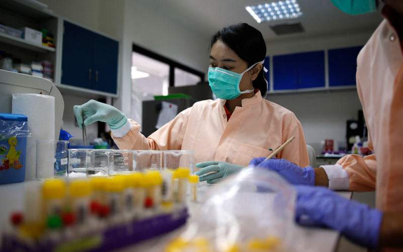 الصين تختبر عقارًا يوقف فيروس كورونا بلا لقاح