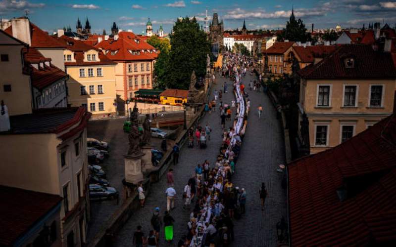 بطول 1600 قدم .. مائدة عشاء ضخمة احتفالاً بتخفيف قيود كورونا