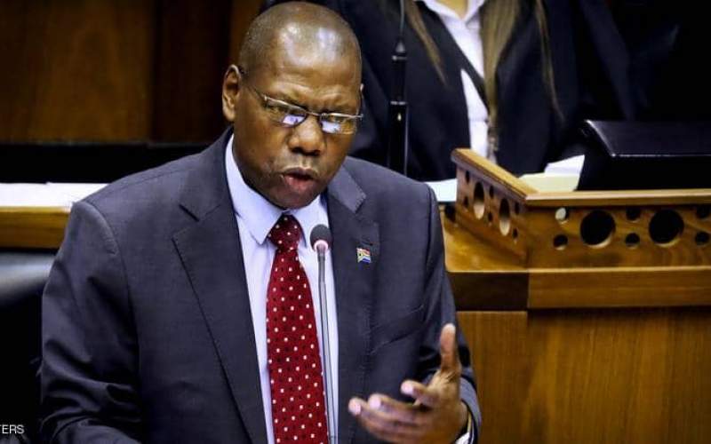 إصابة وزير الصحة في جنوب إفريقيا بفيروس كورونا