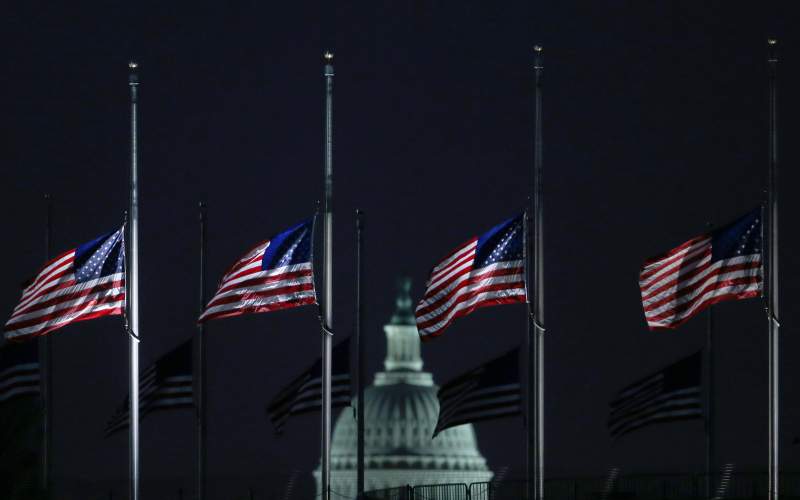 أميركا تستحوذ على 300 مليون جرعة لقاح.. وترامب  ينكس الأعلام