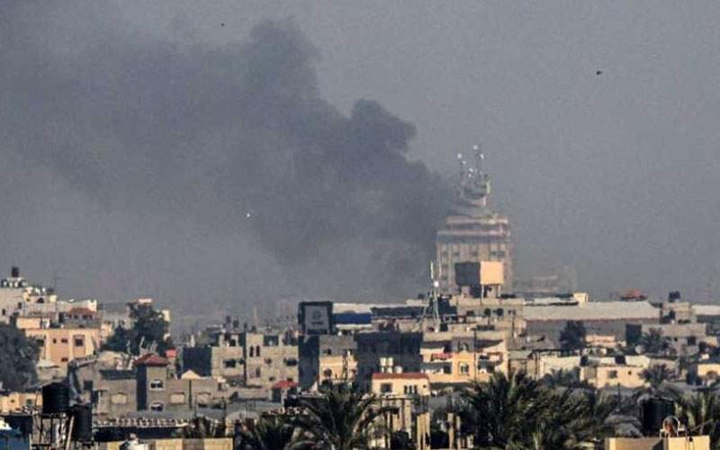 إصابة نازحين بقصف مدفعي إسرائيلي لمقر الهلال الأحمر في خان يونس
