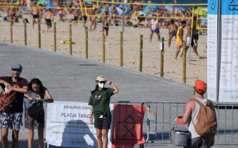 رغم ارتفاع إصابات كورونا.. شواطئ برشلونة مكتظة وكاملة العدد