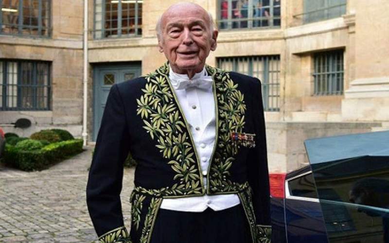 كورونا يُغيب الرئيس الفرنسي الأسبق