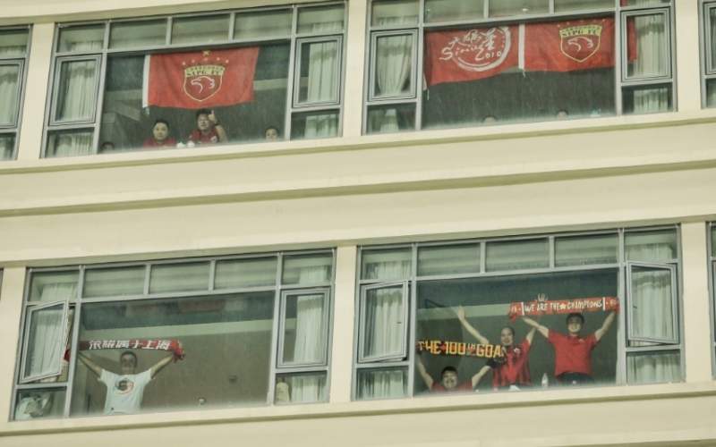 رغم كورونا الجماهير كرة القدم تحضر الملاعب!