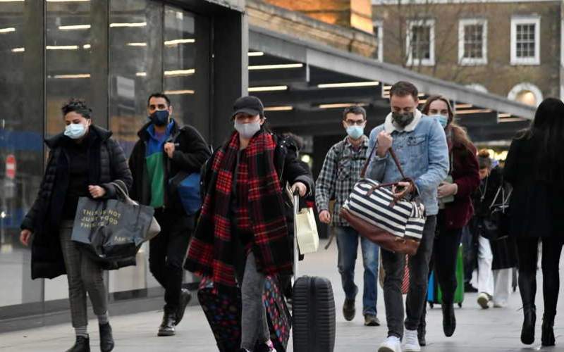 بريطانيا توسع قيود المستوى الرابع وتعتمد لقاح أسترا زينيكا