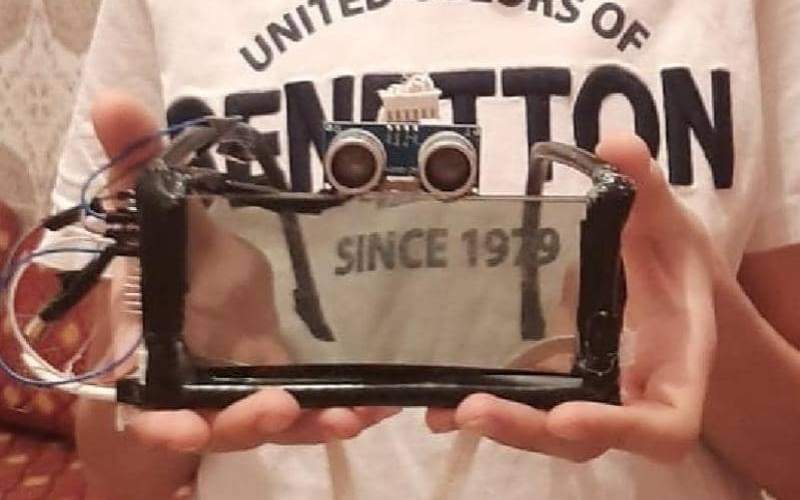 طفل مغربي يبتكر نظارة للحماية من عدوى كورونا