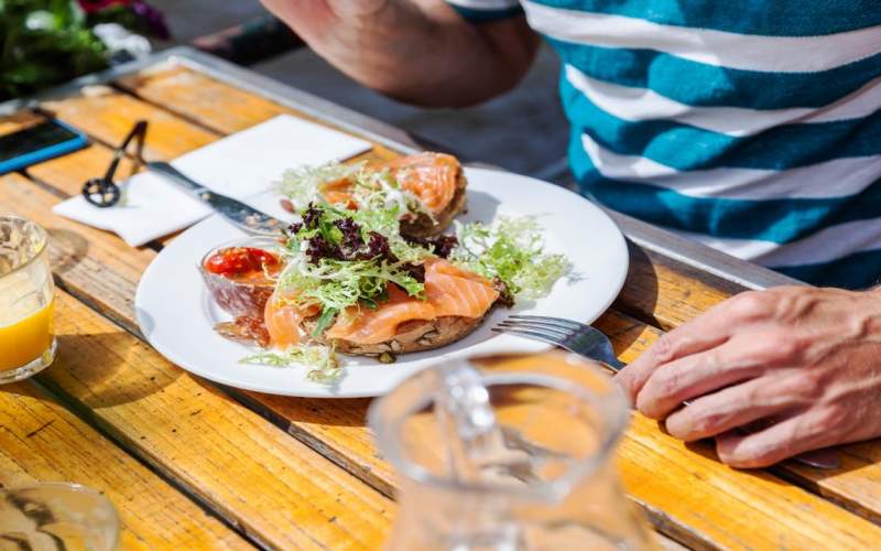 كيف يؤثر الأكل خارج البيت على انتشار وباء كورونا؟