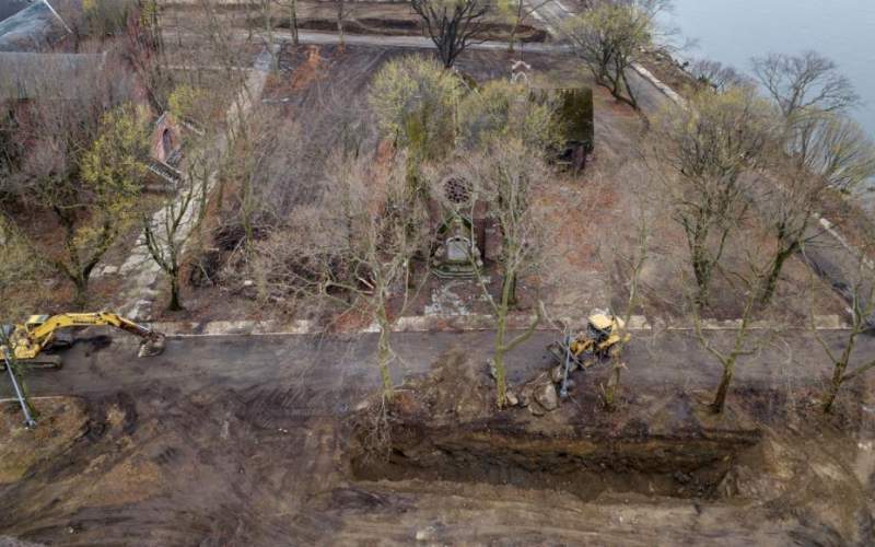 وفيات كورونا في أميركا يدفنون في مقابر جماعية لا تحمل علامات