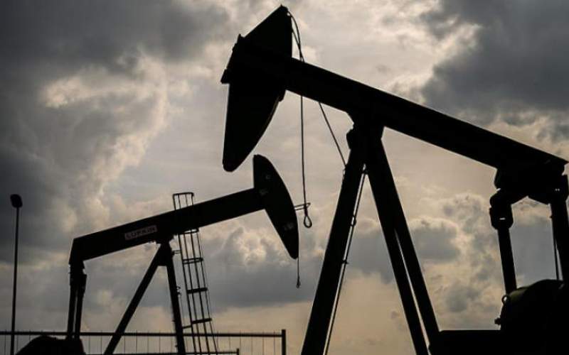 أسعار النفط تتراجع بسبب القفزة في إصابات كورونا 