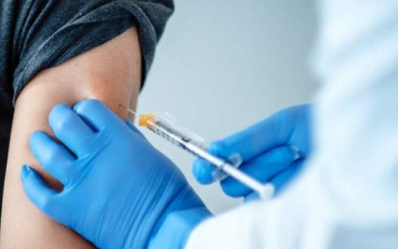 طبيب أميركي يحذر من مسألة خطيرة في طريقة حقن لقاح كورونا 