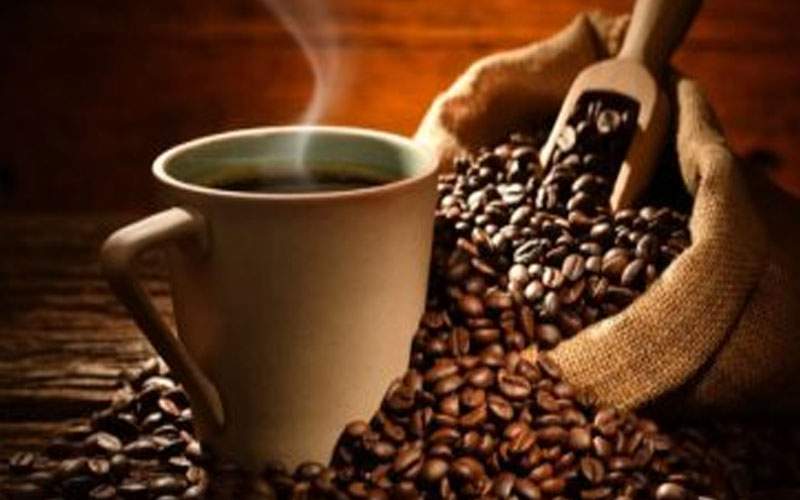 القهوة وكورونا.. هل شرب كوب أو كوبين يوميًا يقلل شدة الإصابة؟