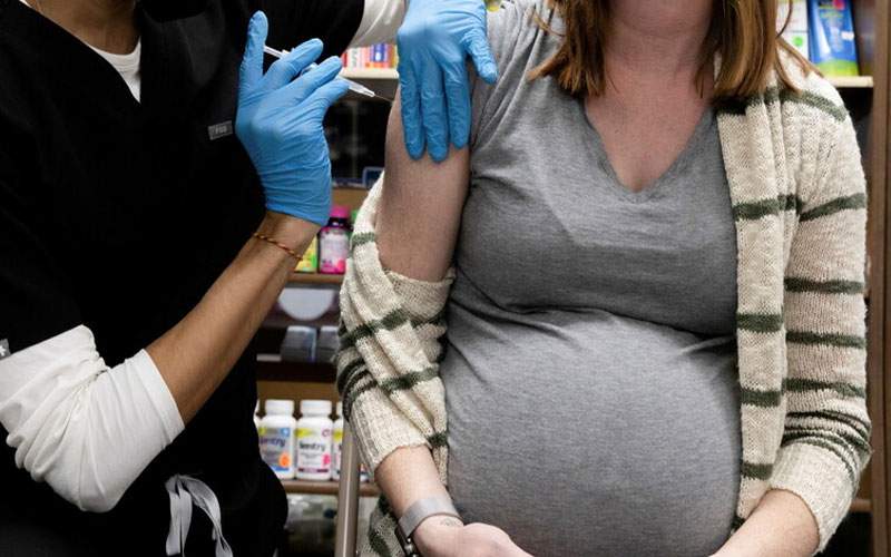 المراكز الأمريكية للسيطرة على الأمراض تحث الحوامل على تلقي لقاح كورونا