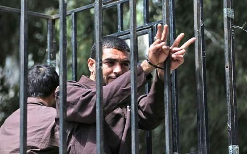 “كورونا” في السجن.. ضيف ثقيل على الأسرى الفلسطينيين