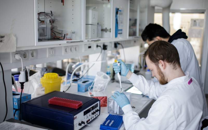 سباق عالمي لإيجاد علاج لكورونا