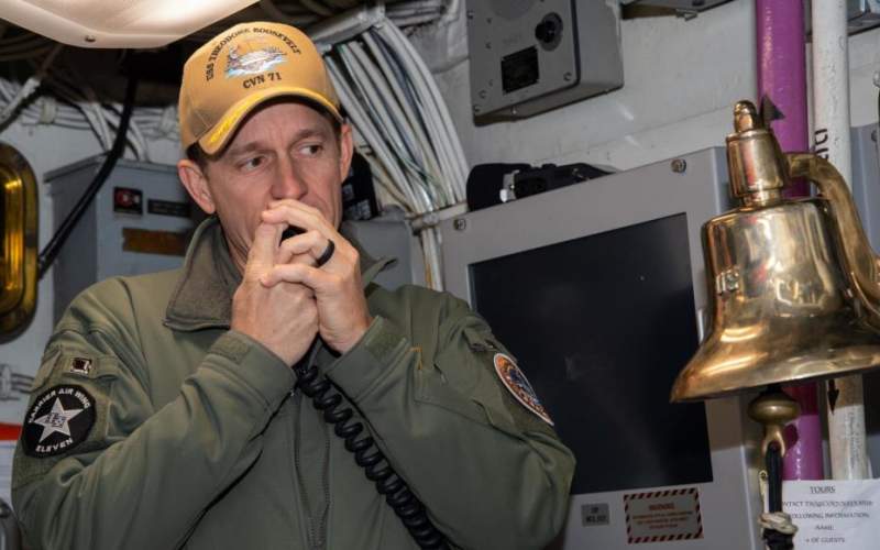 البنتاغون يعفي قائد حاملة الطائرات 