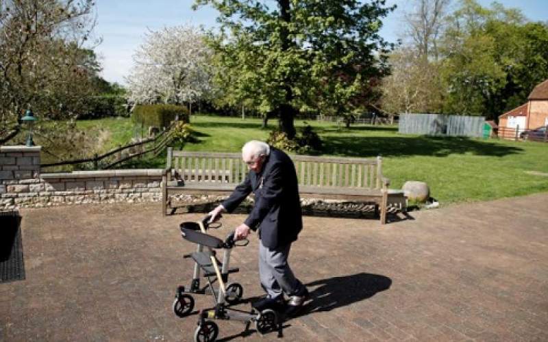 عجوز بريطاني يجمع 10 ملايين دولار لصالح 