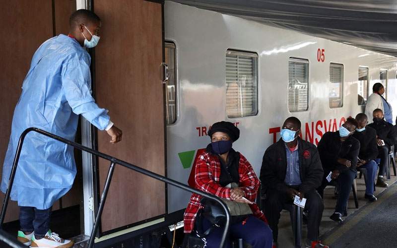 جنوب إفريقيا تسيّر قطاراً مستشفى لتطعيم السكان ضد كورونا