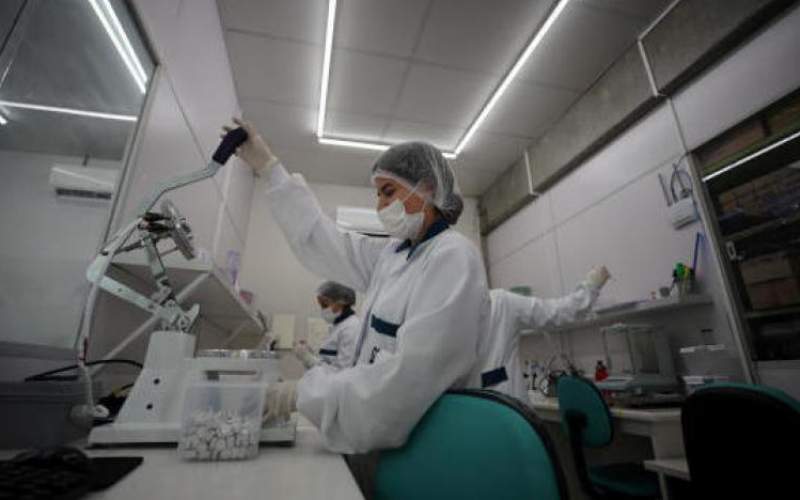 كيف يتم فحص عينات فيروس كورونا المستجد في المختبر؟