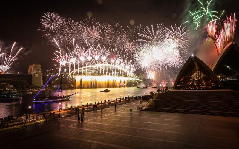 ألعاب نارية بشوارع خاوية.. العالم يستقبل 2021 بالكمامات وإجراءات العزل الصحي