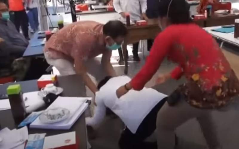 عمدة مدينة تبكي وتطالب بمسامحتها لعجزها عن وقف تفشي وباء كورونا