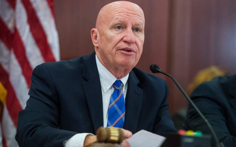 إصابة عضو بالكونغرس الأمريكي بكوفيد-19 بعد الجرعة الأولى من لقاح فايزر